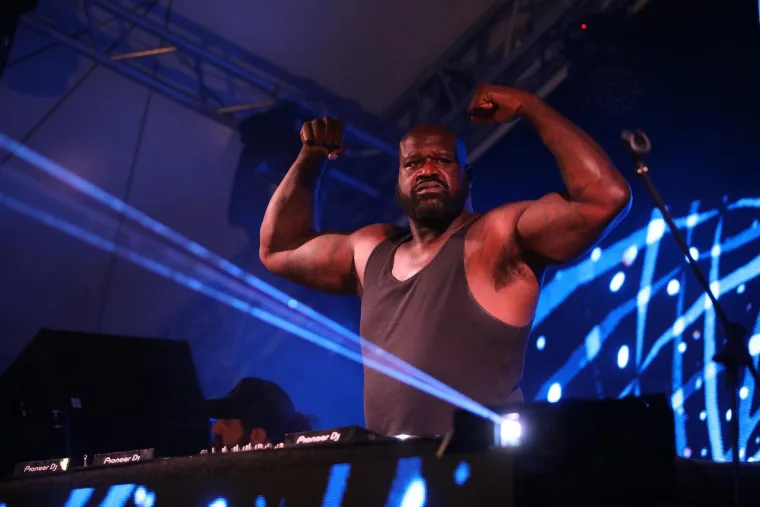 Ludnica u Malinskoj: Legendarni Shaq održao koncert, na bini završio i Luka Dončić. Pogledajte kako je to izgledalo