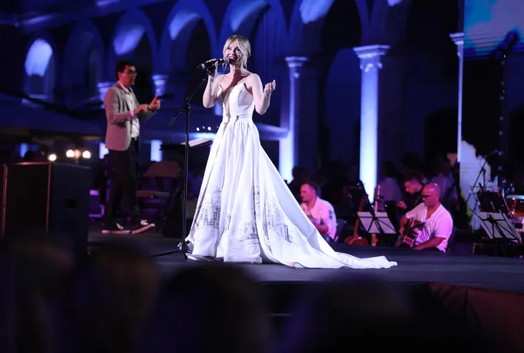 Vrckava pjevačica Danijela Martinović za RTL Exkluziv je otkrila kako uskoro planira izdati autobiografski roman, zbog kojeg bi se, kako je sama priznala, mnogi mogli iznenaditi. No, nije ovo prvi put da se Danijela primila olovke. Svoj je nevjerojatan svijet prije nekoliko godina sažela u knjizi poezije naziva "&Scaron;alabahter života". Kako je sama jednom prilikom rekla, bila je to njena priča koja je morala biti ispričana...