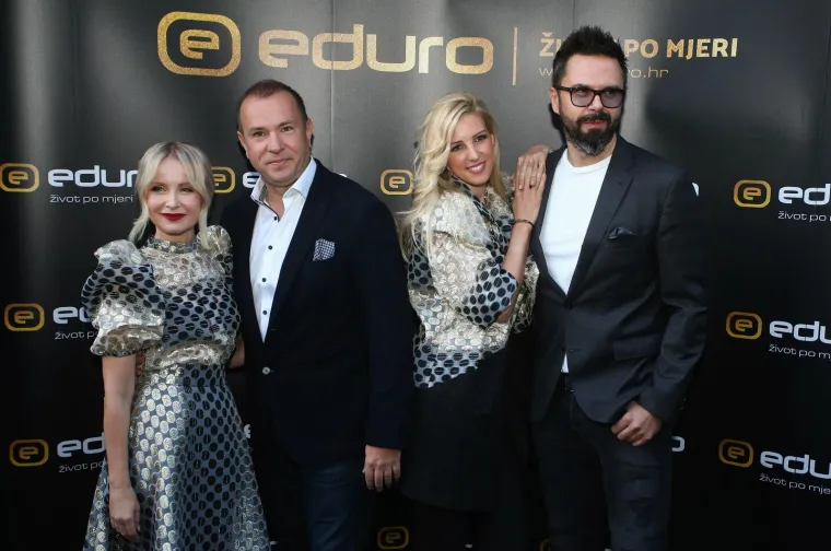 A nekoliko mjeseci nakon objave prekida, dogodio se jo&scaron; jedan bum. Petar Gra&scaron;o na&scaron;ao je novu djevojku, Hanu Huljić, kćer Točnija Huljića. Naime, Gra&scaron;o Hanu poznaje otkako je bila petogodi&scaron;nja djevojčica, a s njezinim roditeljima, Tončijem i Vjekoslavom, surađuje od početaka svoje karijere. Dana 19. veljače ove godine Gra&scaron;o je rekao sudbonosno 'da' Hani, koja treba roditi u srpnju...