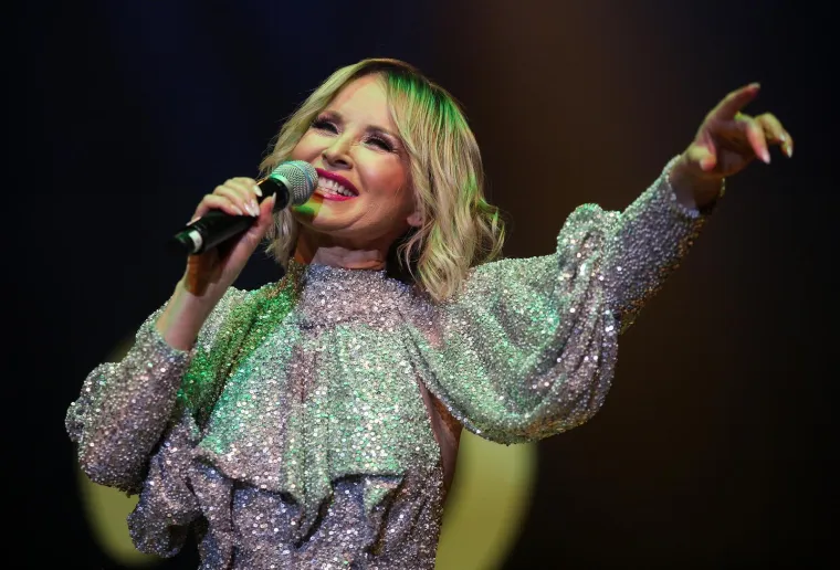 Jo&scaron; jedna zanimljiva činjenica iz života Danijele Martinović je ta da je prije vi&scaron;e od desetak godina provela mjesec dana u samostanu u kojem ni s kim nije pričala. 

"Prisilno sam oti&scaron;la u &scaron;utnju na punih mjesec dana jer mi je pukla kapilara u glasnici. To mi je bio jedan od najvećih izazova. Cijeli mjesec nisam izgovorila niti jedno jedino slovo. Kako? Ne pitajte me, nemam pojma. Doktor mi je rekao da je apsolutna &scaron;utnja najvažnija kod takve ozljede glasnice pa sam ga slijepo poslu&scaron;ala i kada sam do&scaron;la na kontrolu, uzviknuo je odu&scaron;evljen: Bravo, Danijela! Vidim da ste me poslu&scaron;ali, glasnica se savr&scaron;eno opravila, izdržali ste, a to mogu zaista rijetki. I stvarno nije bilo lako, ali ta je &scaron;utnja u meni pokrenula mnogo toga i shvatila sam za&scaron;to se preporučuje od davnina kao jedan od najjačih alata u pronalaženju dubinskog mira. To iskustvo promijenilo me iz temelja", priznala je pjevačica 2019. za Jutarnji list.