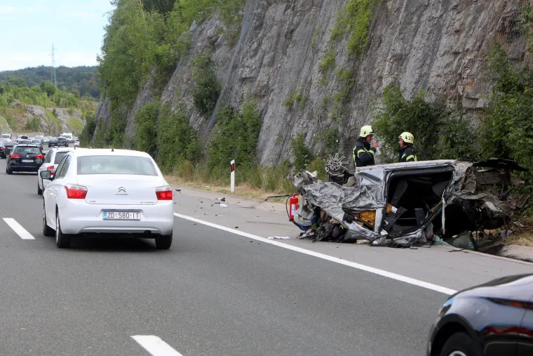 Detalji nesreće na A1 u kojoj je poginuo mladić (19): Sletio s kolnika, udario u stijenu i odbačen preko ograde u suprotan smjer