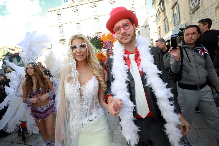 Da je njezin život ponekad karneval, dokazuje i ova fotka s Ivanom Pernarom. 2017. obred vjenčanja Pernara i Ave Karabatić, obavljen je na pozornici na splitskoj Rivi. Krnjevalski sudac je rekao "mladencima" da taj obred ne shvate neozbiljno jer "krnjeval je najozbiljnija neozbiljna stvar na svijetu". 