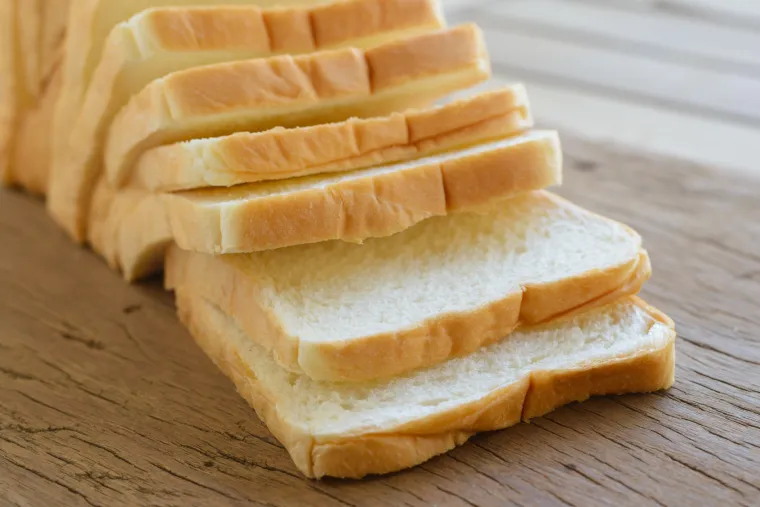 Gotovo svaka vrsta kruha ima jednak broj kalorija, ali nema svaki kruh jednaku količinu nutrijenata. Jedna kriška bijelog kruha ima 77 kalorija, ali i visok glikemijski indeks. Samim time, njegova nutritivna vrijednost je jako niska. 