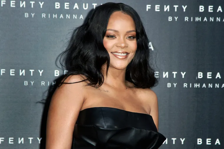 Mnogi misle da je Beyoncé najbogatija žena u glazbenoj industriji, no ipak radi se o upravo Rihanni. Ipak, većina Rihanninog prihoda ne dolazi iz njene glazbene karijere.
