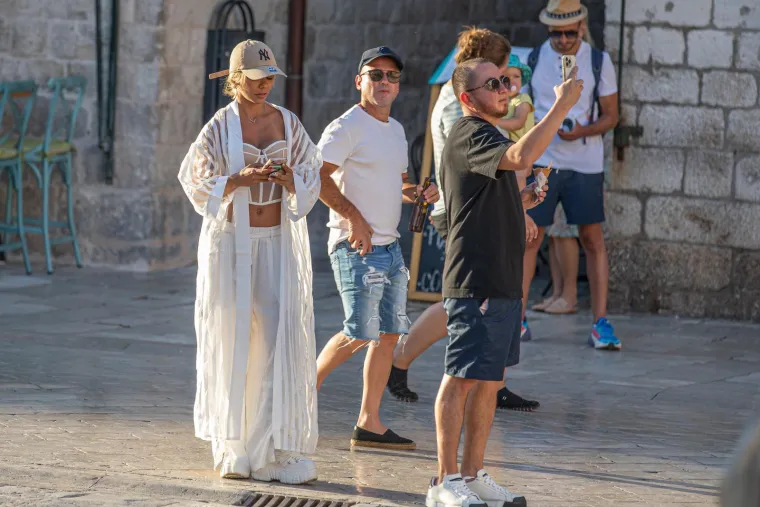 Prava senzacija usred Dubrovnika: Zamamna ljepotica u lepršavoj opravici bila je glavna atrakcija
