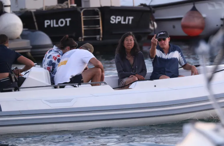 Woody Harrelson i Laura Louie