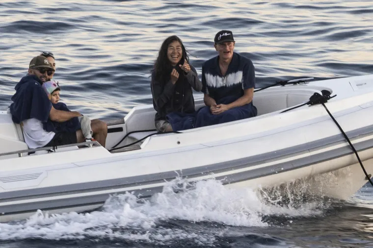 Woody Harrelson i Laura Louie