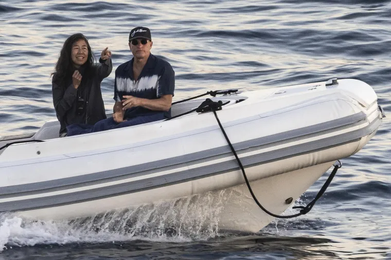 Woody Harrelson i Laura Louie