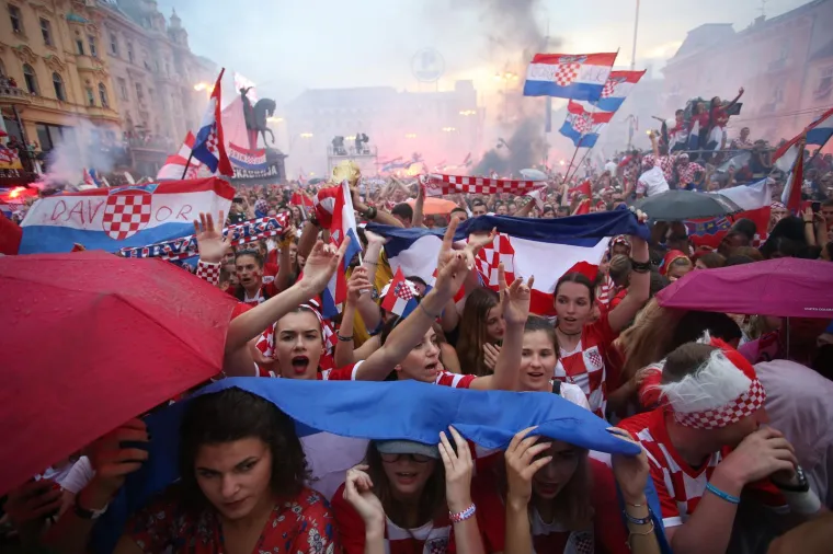 Doček za sva vremena: Stotine tisuća ljudi je slavilo, plakalo i pjevalo s Vatrenima