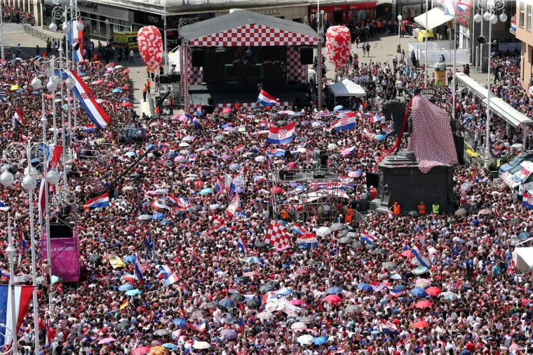 Doček za sva vremena: Stotine tisuća ljudi je slavilo, plakalo i pjevalo s Vatrenima