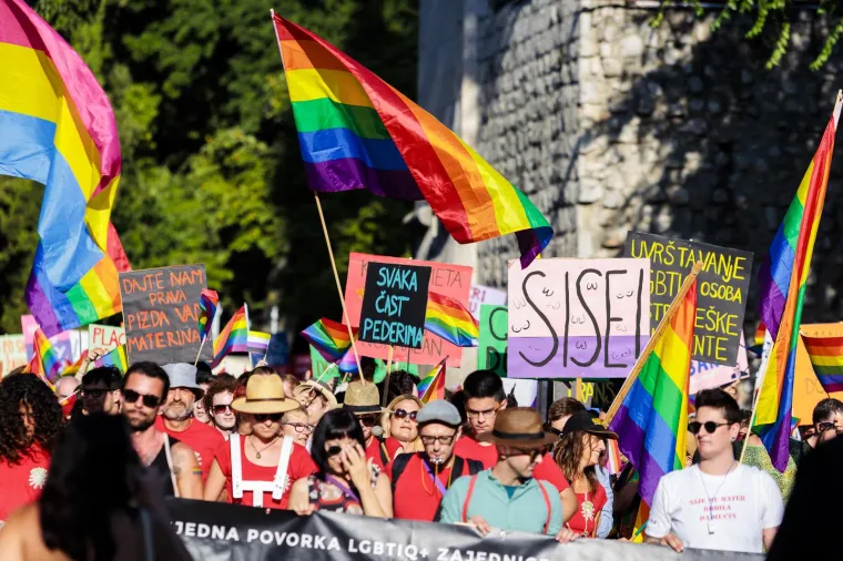 Splitom promarširali sa zastavama pa i čarapama duginih boja! Povorku ponosa pratili zanimljivi natpisi