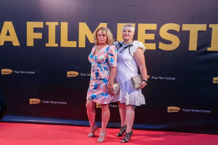 Milanovići se ba&scaron; nisu modno uskladili u Puli: Sanja je svejedno bila u fokusu u žestokoj konkurenciji ovih dama