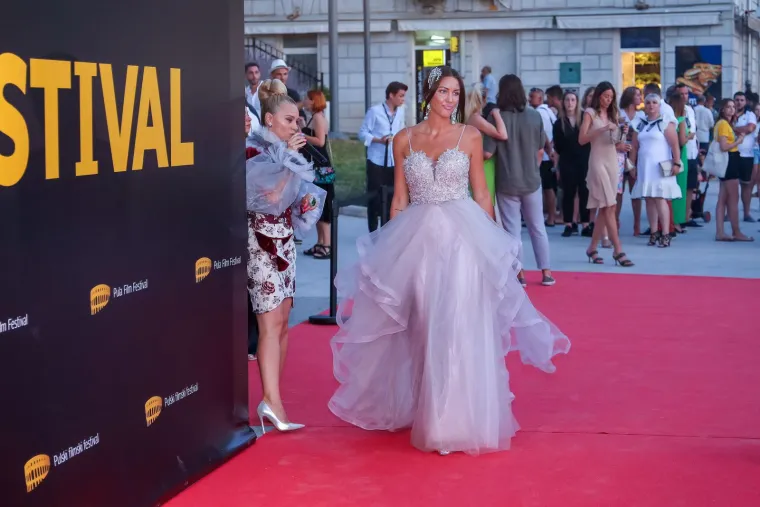 Milanovići se ba&scaron; nisu modno uskladili u Puli: Sanja je svejedno bila u fokusu u žestokoj konkurenciji ovih dama