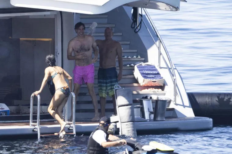 Sacha Baron Cohen i Woody Harrelson 