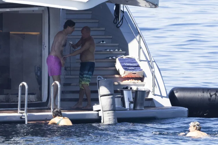 Sacha Baron Cohen i Woody Harrelson 