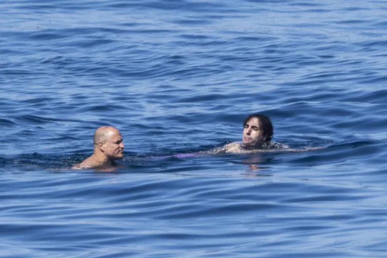 Sacha Baron Cohen i Woody Harrelson 