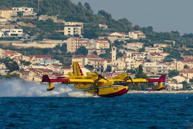 Gori kod Dugopolja. Pogledajte spektakularne fotografije kanadera koji iz mora uzima vodu za ga&scaron;enje požara!