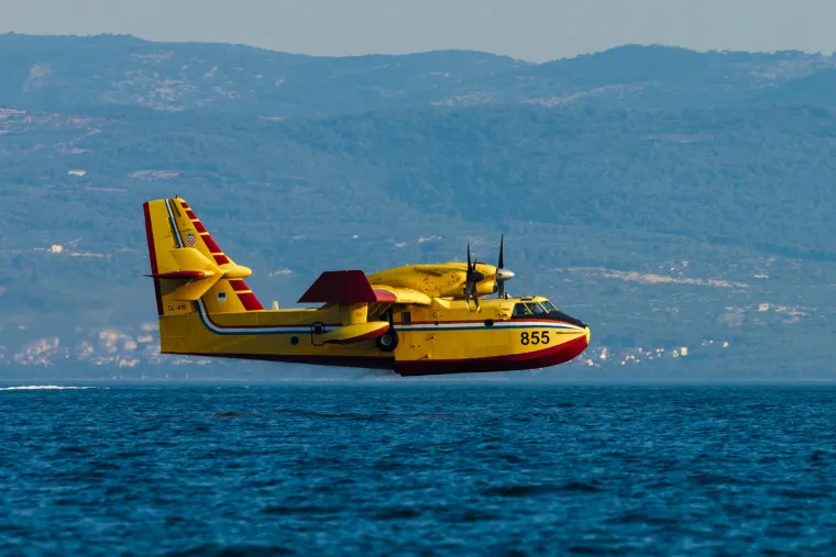 Gori kod Dugopolja. Pogledajte spektakularne fotografije kanadera koji iz mora uzima vodu za ga&scaron;enje požara!
