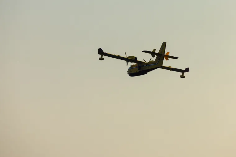 Gori kod Dugopolja. Pogledajte spektakularne fotografije kanadera koji iz mora uzima vodu za ga&scaron;enje požara!