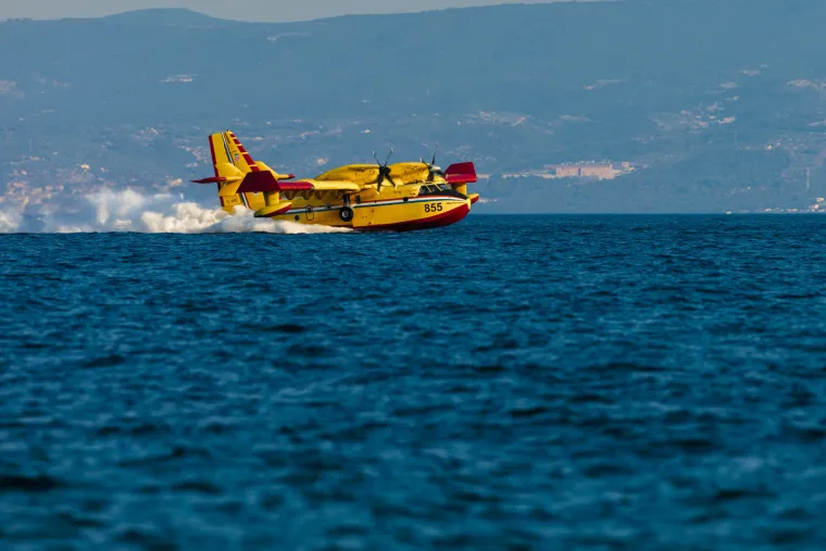 Gori kod Dugopolja. Pogledajte spektakularne fotografije kanadera koji iz mora uzima vodu za ga&scaron;enje požara!