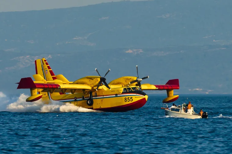 Gori kod Dugopolja. Pogledajte spektakularne fotografije kanadera koji iz mora uzima vodu za ga&scaron;enje požara!