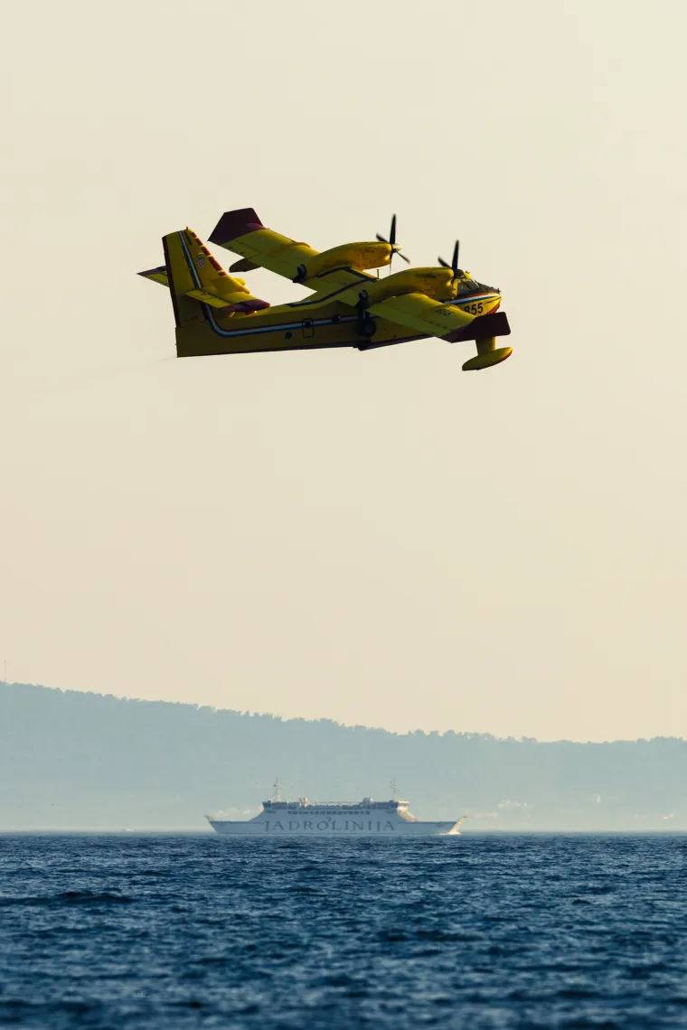 Gori kod Dugopolja. Pogledajte spektakularne fotografije kanadera koji iz mora uzima vodu za ga&scaron;enje požara!