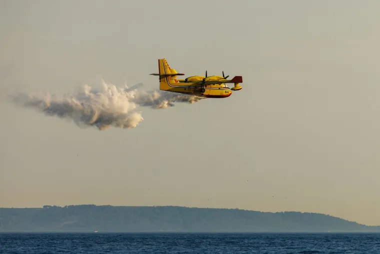 Gori kod Dugopolja. Pogledajte spektakularne fotografije kanadera koji iz mora uzima vodu za ga&scaron;enje požara!