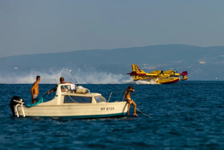 Gori kod Dugopolja. Pogledajte spektakularne fotografije kanadera koji iz mora uzima vodu za ga&scaron;enje požara!