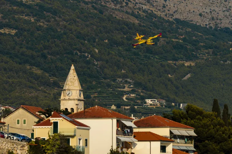Gori kod Dugopolja. Pogledajte spektakularne fotografije kanadera koji iz mora uzima vodu za ga&scaron;enje požara!
