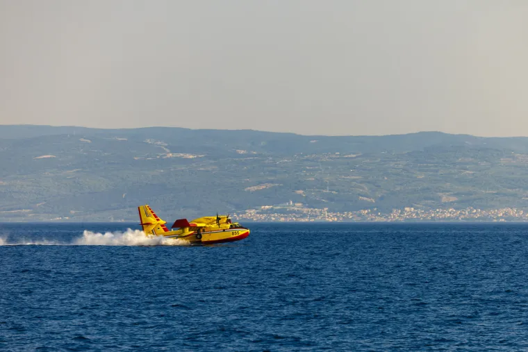 Gori kod Dugopolja. Pogledajte spektakularne fotografije kanadera koji iz mora uzima vodu za ga&scaron;enje požara!