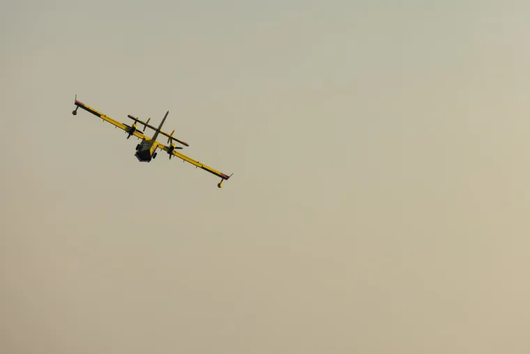 Gori kod Dugopolja. Pogledajte spektakularne fotografije kanadera koji iz mora uzima vodu za ga&scaron;enje požara!