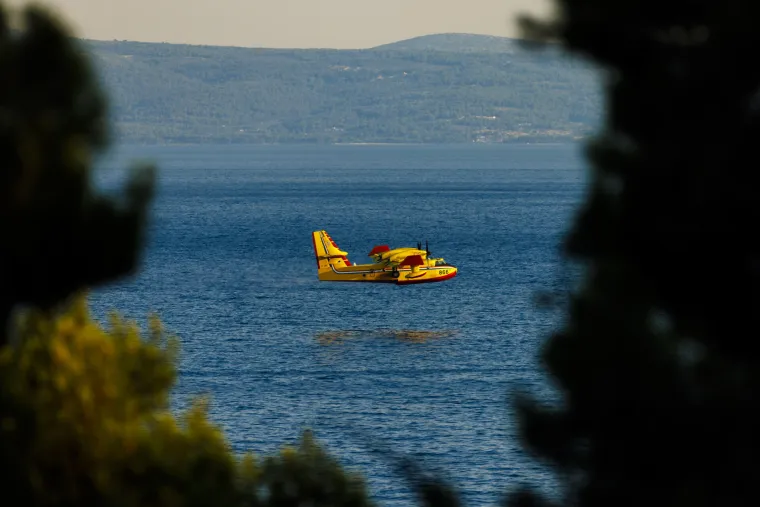 Gori kod Dugopolja. Pogledajte spektakularne fotografije kanadera koji iz mora uzima vodu za ga&scaron;enje požara!