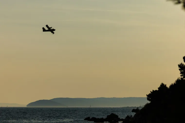 Gori kod Dugopolja. Pogledajte spektakularne fotografije kanadera koji iz mora uzima vodu za ga&scaron;enje požara!