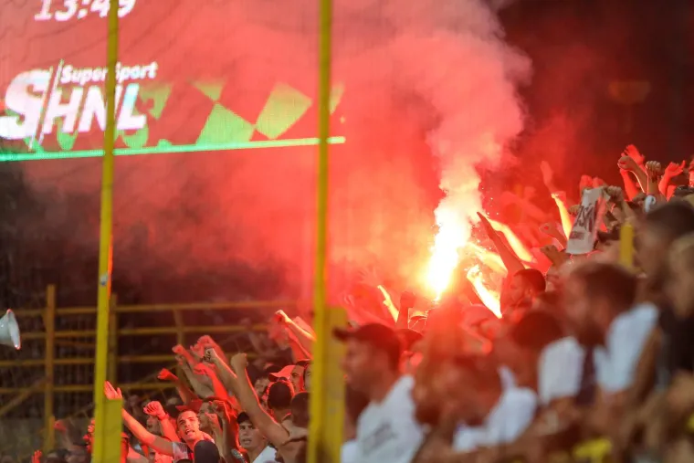 Gradonačelnik Pule nije poslu&scaron;ao upute i u Hajdukovoj majici s porukom 'Sloboda navijačima' gledao utakmicu Istre