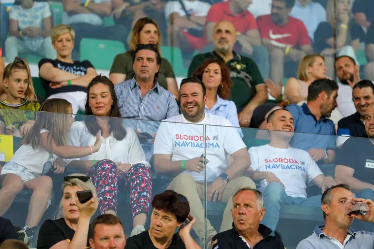 Iznenadio je i gradonačelnik Pule, Filip Zoričić koji se na tribinama Alda Drosine pojavio u Hajdukovoj majici 'Sloboda navijačima'.