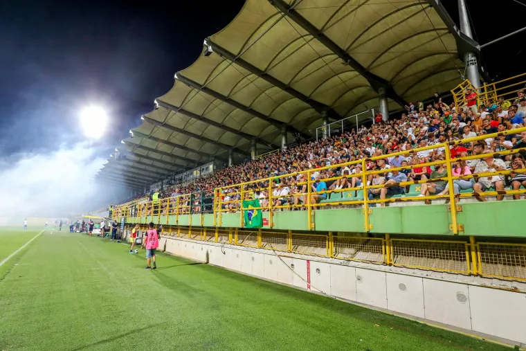 Pogledajte atmosferu s Drosine: Torcida podigla o&scaron;tru poruku, gradonačelnik Pule iznenadio majicom