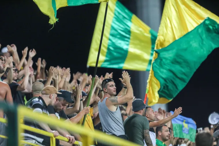 Pogledajte atmosferu s Drosine: Torcida podigla o&scaron;tru poruku, gradonačelnik Pule iznenadio majicom