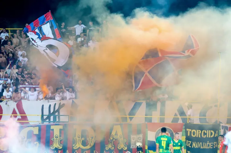 Pogledajte atmosferu s Drosine: Torcida podigla o&scaron;tru poruku, gradonačelnik Pule iznenadio majicom