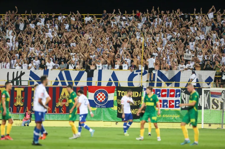 Pogledajte atmosferu s Drosine: Torcida podigla o&scaron;tru poruku, gradonačelnik Pule iznenadio majicom