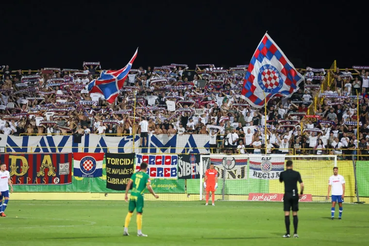 Pogledajte atmosferu s Drosine: Torcida podigla o&scaron;tru poruku, gradonačelnik Pule iznenadio majicom