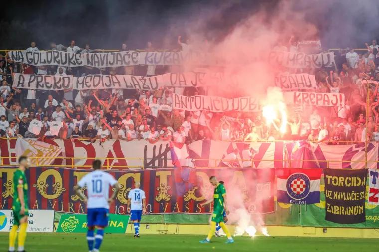 Pogledajte atmosferu s Drosine: Torcida podigla o&scaron;tru poruku, gradonačelnik Pule iznenadio majicom
