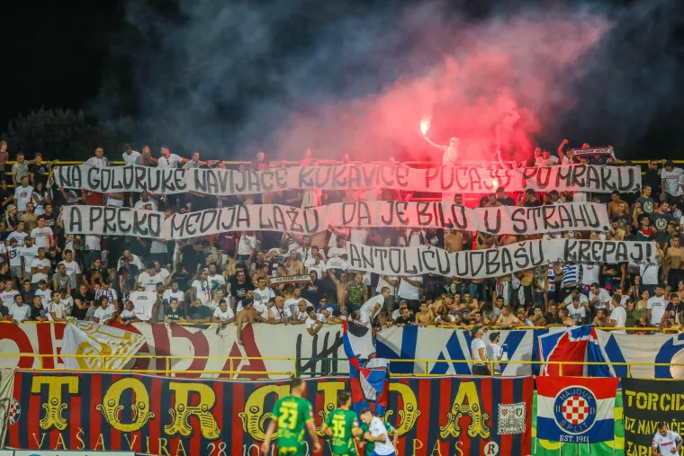 Pogledajte atmosferu s Drosine: Torcida podigla o&scaron;tru poruku, gradonačelnik Pule iznenadio majicom