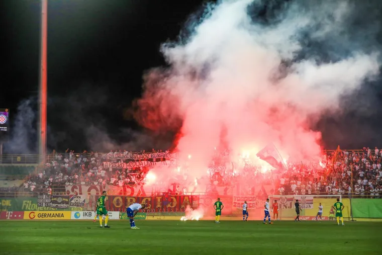 Torcida brutalno izvrijeđala čelnog čovjeka Dinama. Jeste li vidjeli kakav su natpis razvili i što su mu skandirali?