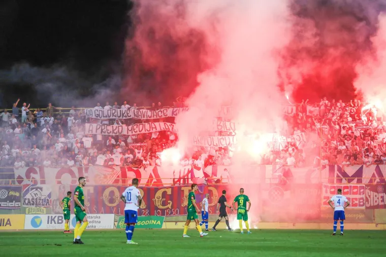Torcida brutalno izvrijeđala čelnog čovjeka Dinama. Jeste li vidjeli kakav su natpis razvili i što su mu skandirali?
