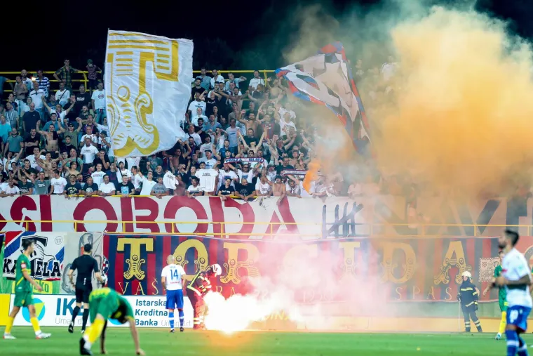 Torcida brutalno izvrijeđala čelnog čovjeka Dinama. Jeste li vidjeli kakav su natpis razvili i što su mu skandirali?