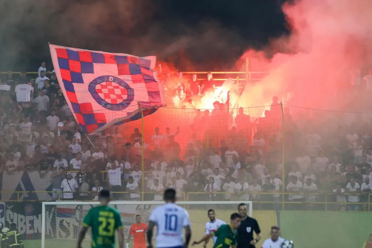 Torcida brutalno izvrijeđala čelnog čovjeka Dinama. Jeste li vidjeli kakav su natpis razvili i što su mu skandirali?