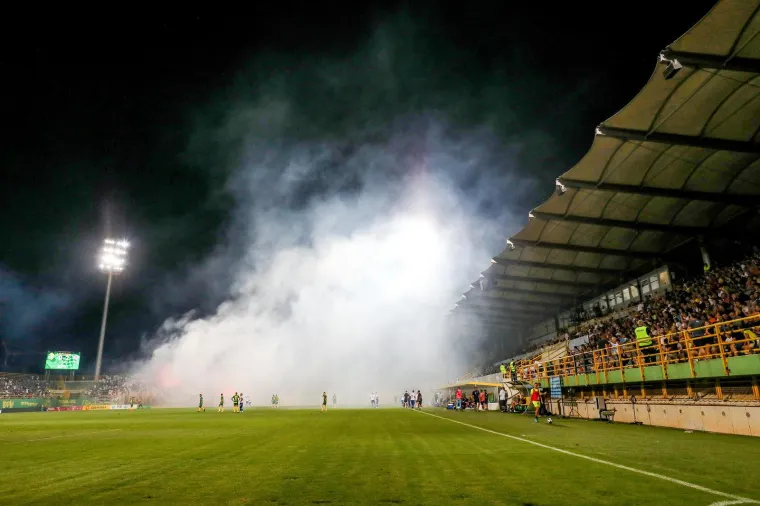 Torcida brutalno izvrijeđala čelnog čovjeka Dinama. Jeste li vidjeli kakav su natpis razvili i što su mu skandirali?