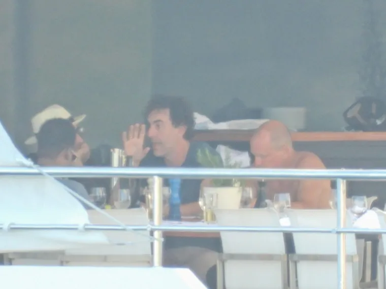 Sasha Baron Cohen i Woody Harrelson za ručkom