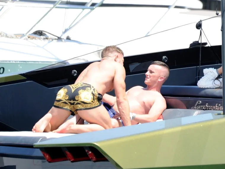 Što to McGregor, pobogu, radi? Kamera uhvatila ludog Conora na brodu u vrućem klinču s drugim muškarcem