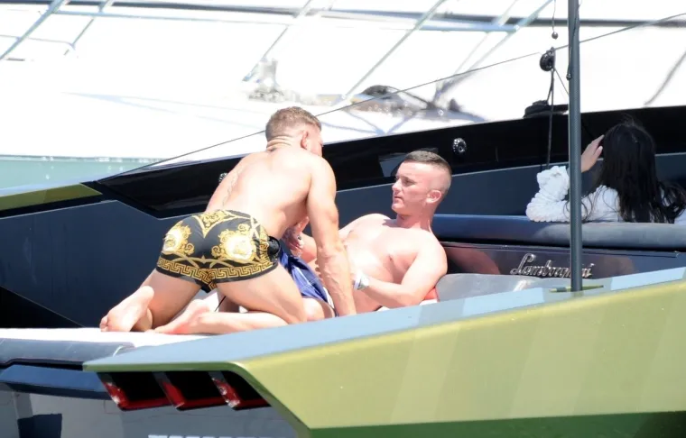 Što to McGregor, pobogu, radi? Kamera uhvatila ludog Conora na brodu u vrućem klinču s drugim muškarcem